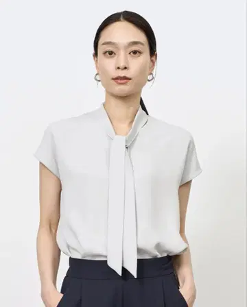 SOEJU 새틴 숏 슬리브 보타이 블라우스 L.GRAY M 완판템