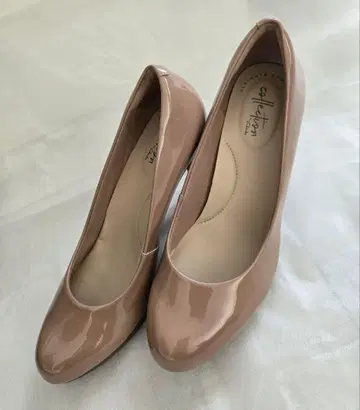 Clarks 베이지 펌프스 미들힐