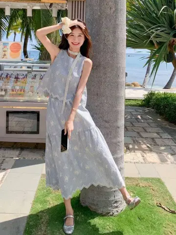 스카이블루와 화이트 스트라이프 슬리브리스 원피스