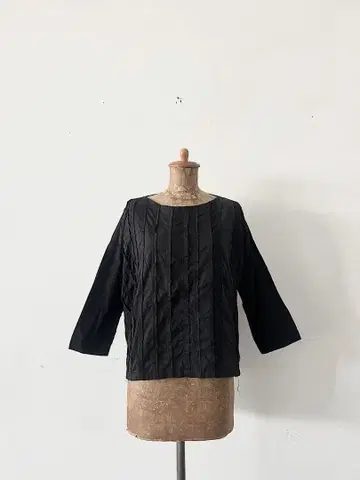 오가와 토모코 코튼 절개 블라우스 블랙