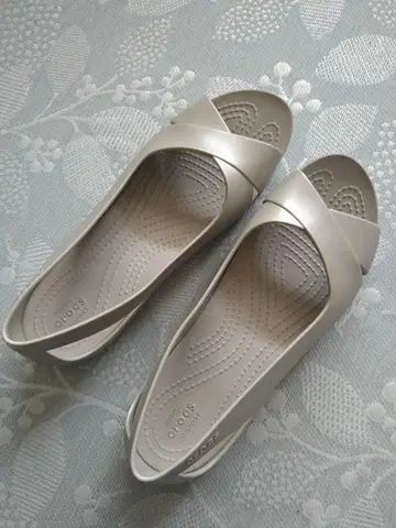 Crocs 그레이 샌들 W8 24