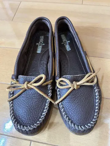 미네통카 브라운 가죽 모카신 23.5cm