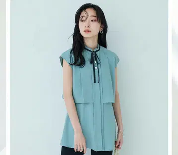 리본 달린 라이트 블루 반팔 상의 M 사이즈