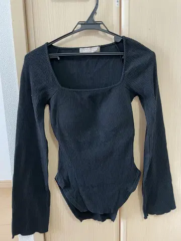 알리시아 스탠드 리브 스퀘어 넥 긴팔 상의