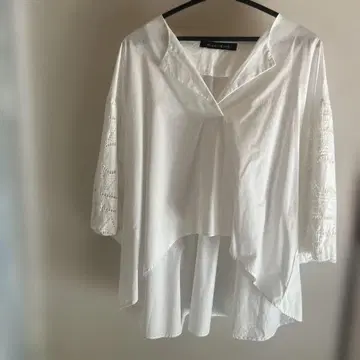 미즈이로 인드 소매 레이스 퍼프 슬리브 블라우스