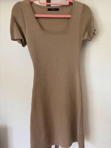 베이지 스퀘어 넥 미니 원피스