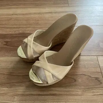 JIMMY CHOO 베이지 페이턴트 웨지 샌들 35