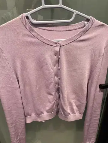 연보라색 버튼이 달린 긴팔 가디건