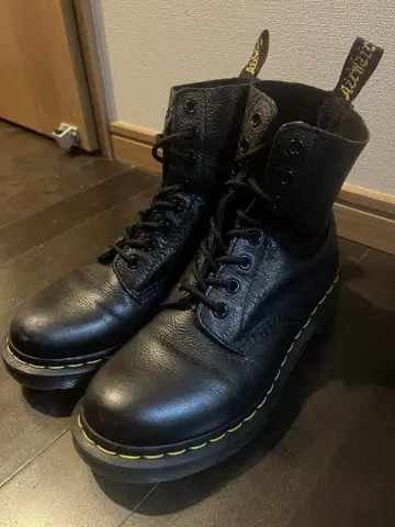Dr. Martens 8홀 부츠 BLACK