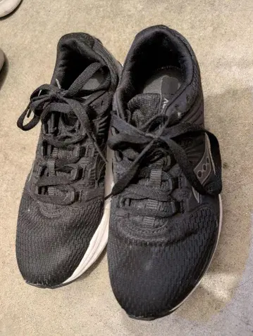 Saucony 블랙 스니커즈