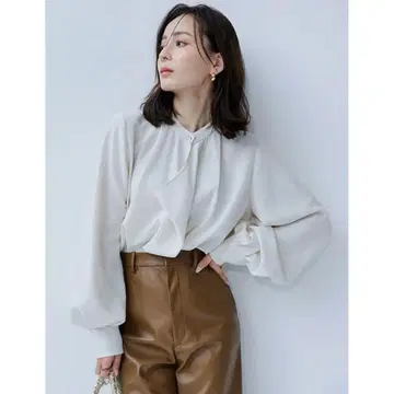 anans 캐스케이드 프릴 블라우스 아이보리