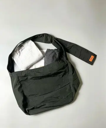 [ UNIVERSAL OVERALL ] 윙클 나일론 숄더백