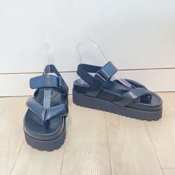 블랙 크로스 스트랩 스포츠 샌들