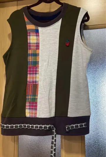 딸기 자수 올리브 그린 체크 무늬 슬리브리스