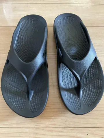 Oofos 블랙 비치 샌들