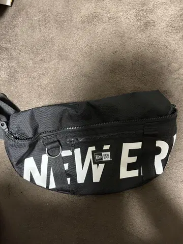 NEW ERA 바디백 블랙