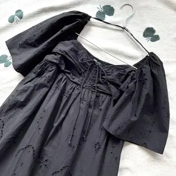 ZARA 블랙 자수 오프숄더 원피스