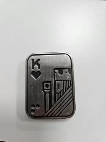 카드 디자인의 금속제 핀 배지