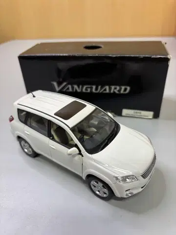 Vanguard 화이트 SUV 모델 1/43 스케일