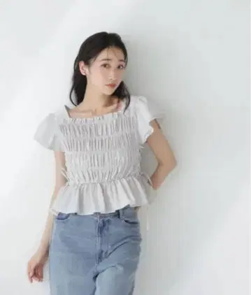 NATURAL BEAUTY BASIC 레이스업 셔링 블라우스