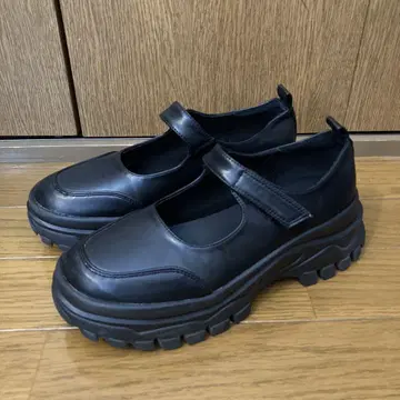 [ un/neu ] 볼륨 밑창 스트랩 슈즈