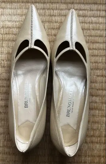 BRUNOMAGLI 베이지 가죽 신발 로우 힐 이탈리아제