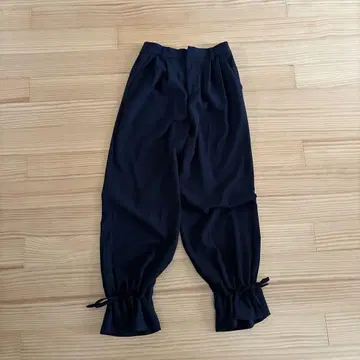 블랙 디자인 팬츠