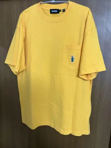 XLARGE 옐로우 컬러 티셔츠 백 프린트