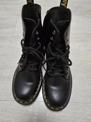 Dr. Martens 8홀 부츠 BLACK