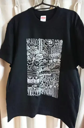 그래픽 프린트 블랙 티셔츠