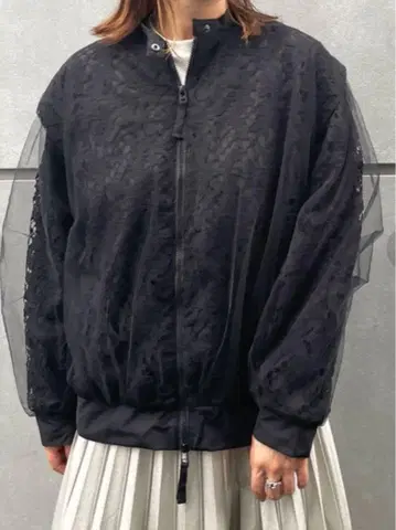 아우라 아이라 OVER SHOULDER LACE BLOUSON
