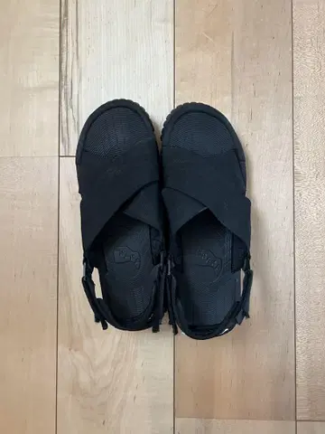 SHAKA 블랙 크로스 스트랩 샌들