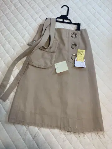 [ sacai ] 베이지 랩스커트
