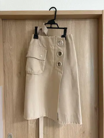 [ sacai ] 베이지 랩스커트