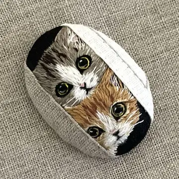 핸드메이드 자수 브로치 문틈에서 고양이