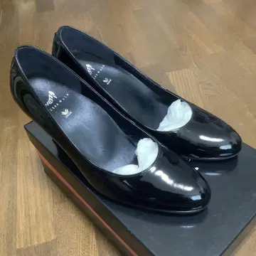 블랙 광택 마감 플레인 에나멜 펌프스 23cm
