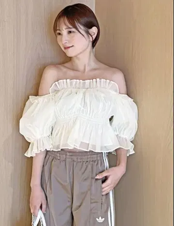개더 오프 숄더 블라우스 Snidel 25ss