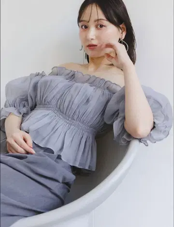 개더 오프 숄더 블라우스 Snidel 25ss