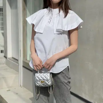 화이트 슬리브리스 셔츠 펄 버튼 셔츠 플레어 슬리브