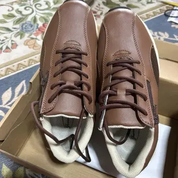 해피니스 클럽 브라운 스니커즈