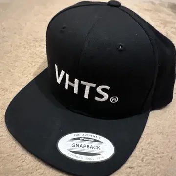 VHTS 블랙 스냅백 캡