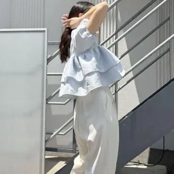도노반 라이트 블루 프릴 반팔 상의