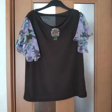 이타리야 브라운 플라워 프린트 쉬폰 소매 상의