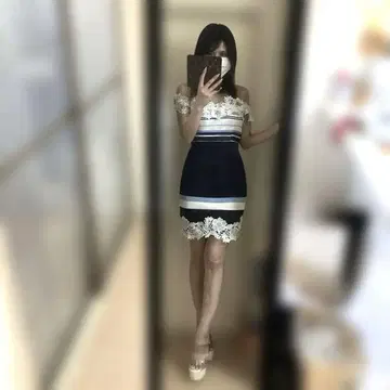 오프숄더 스트라이프 미니 드레스