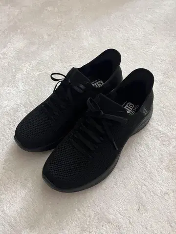 SKECHERS Slip-Ins 스케쳐스 블랙스 스니커즈