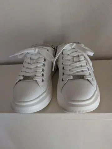 STEVE MADDEN 화이트 스니커즈 크리스탈 장식
