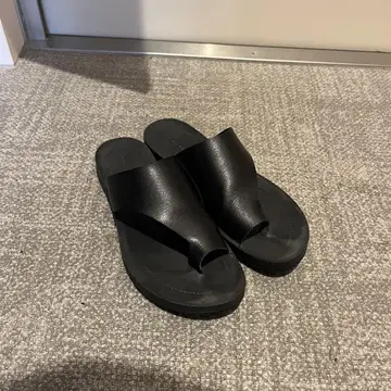블랙 샌들 합성 피혁