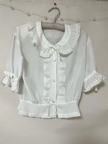 잉게보그 프릴 화이트 쉬폰 블라우스