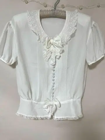 잉게보그 화이트 레이스 프릴 반팔 블라우스