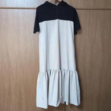 후드 부착 바이컬러 반팔 원피스